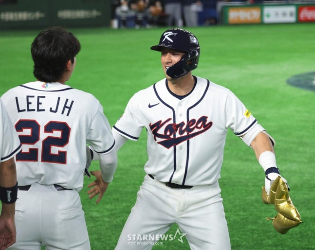 Witcom проводит церемонию с Ли Чон Ху (слева) на World Baseball Classic в марте. /Фото = Старший репортер Кан Ён Чжо