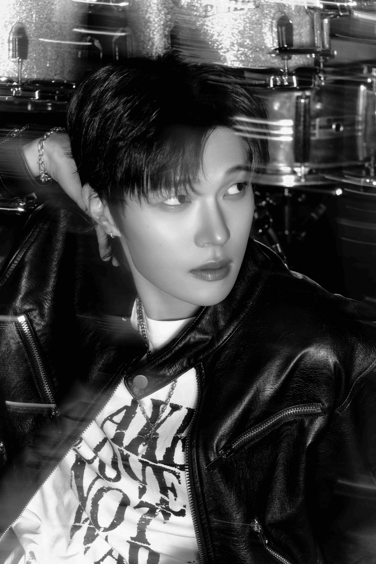 =slay数码单曲《请出现》的主题照片。