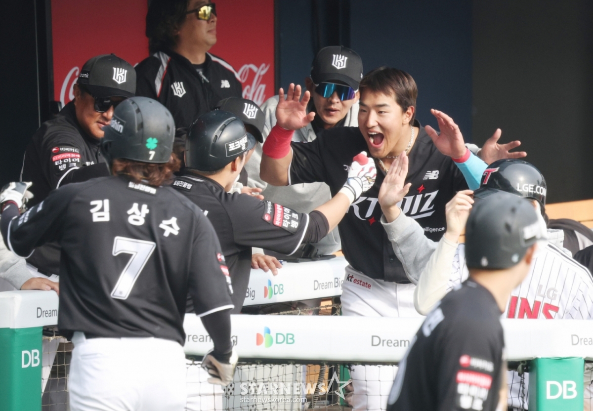 Trận đấu giữa LG Twins với KT Wiz tại giải bóng chày Shinhan SOL Bank KBO League 2026 đã được tổ chức tại sân vận động Jamsil, Seoul vào ngày 29 tháng 3. Vào đầu hiệp 6, Heo Kyung-min của KT đã nhận được sự hoan nghênh của các đồng nghiệp sau khi đánh một cú home run đồng điểm với LG Kim Jin-sung ở gôn 1 với 2 gậy. /Ảnh = Người chờ đợi Kim Jin Kyung