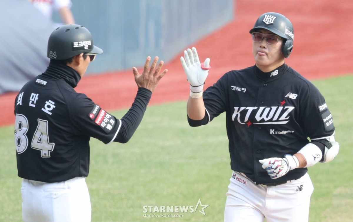 Trận đấu giữa LG Twins với KT Wiz tại giải bóng chày Shinhan SOL Bank KBO League 2026 đã được tổ chức tại sân vận động Jamsil, Seoul vào ngày 29 tháng 3. Vào đầu hiệp 6, Heo Kyung-min của KT đã đánh một cú home run đồng điểm với LG Kim Jin-sung ở gôn 1 với 2 công ty và đang về nhà. /Ảnh = Người chờ đợi Kim Jin Kyung