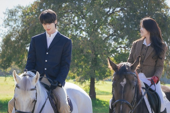 ビョン·ウソク、IU/写真=MBC