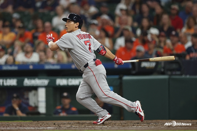 图为吉田正隆击球时的样子。 =法新社BBNews=新闻1。