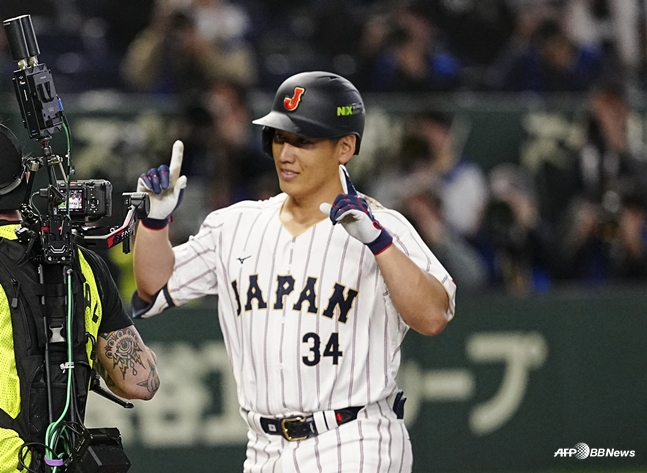 这是正在2026 WBC上庆祝本垒打的吉田真央。 =法新社BBNews=新闻1。