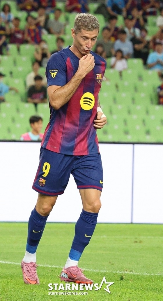 2025 FCバルセロナプレシーズンアジアツアー」大邱FCとバルセロナの試合が大邱スタジアムで開かれた。 レヴァンドフスキが2点目のゴールを決めた後、セレモニーをしている。 /写真=キム·ジンギョン待機者