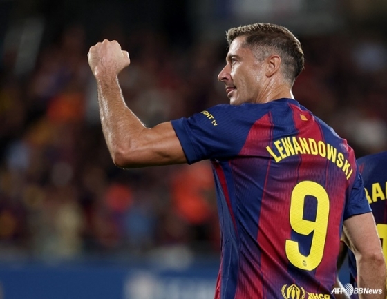 ロバート·レヴァンドフスキがこぶしを握りしめている。 /AFPBBNews=ニュース1