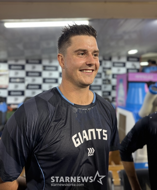 效力于乐天队的塔克戴维森在去年8月与KIA队的比赛结束后接受了记者的采访。 =照片:明星新闻。