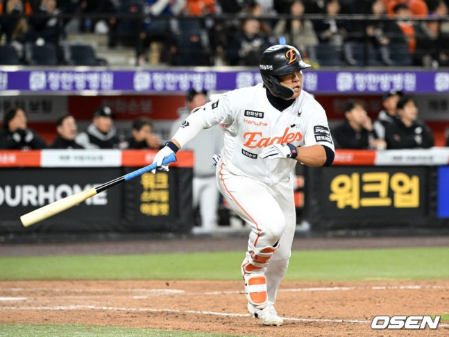 1日,韩华队的姜白虎在与KT队的比赛第8回合末击出了适时安打。 =照片=OSEN