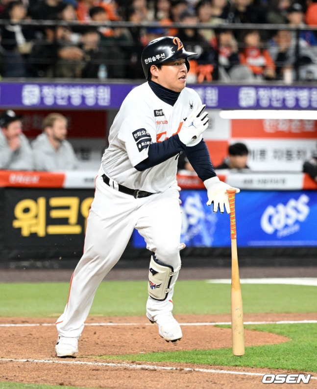 1日，在与KT队的比赛第7回合，韩华队的卢时焕击出了中场前安打。 =照片=OSEN 