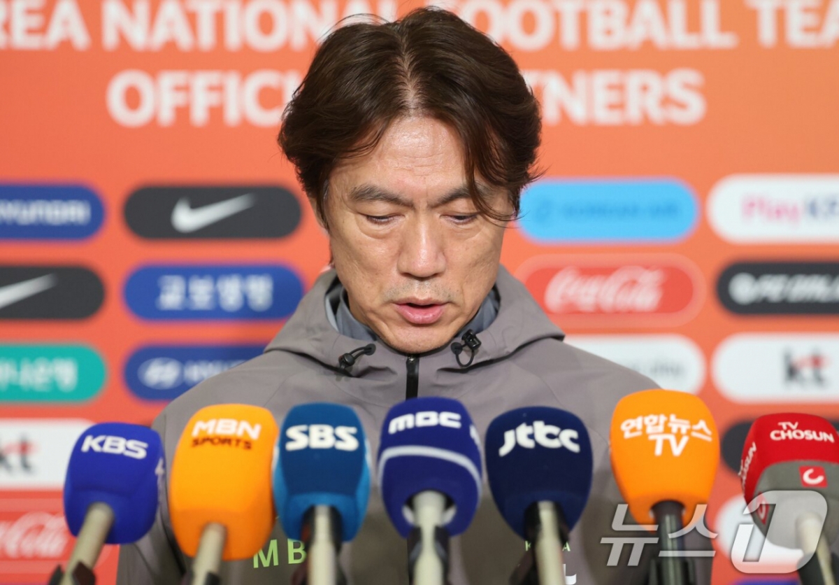 洪明甫（ホン·ミョンボ）監督が2日、仁川（インチョン）国際空港から帰国した後、取材陣の質問に答えている。 /写真=ニュース1