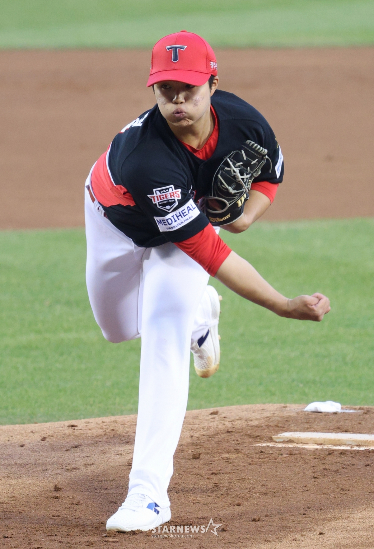 Trận đấu giữa đội LG Twins của giải đấu Shinhan SOL KBO League 2026 đã được tổ chức tại sân bóng chày Jamsil, Seoul vào ngày 2.  Kim Tae-hyung, cầu thủ bắt đầu của KIA, đang ném bóng ngược lại. /Ảnh = Người chờ đợi Kim Jin Kyung 