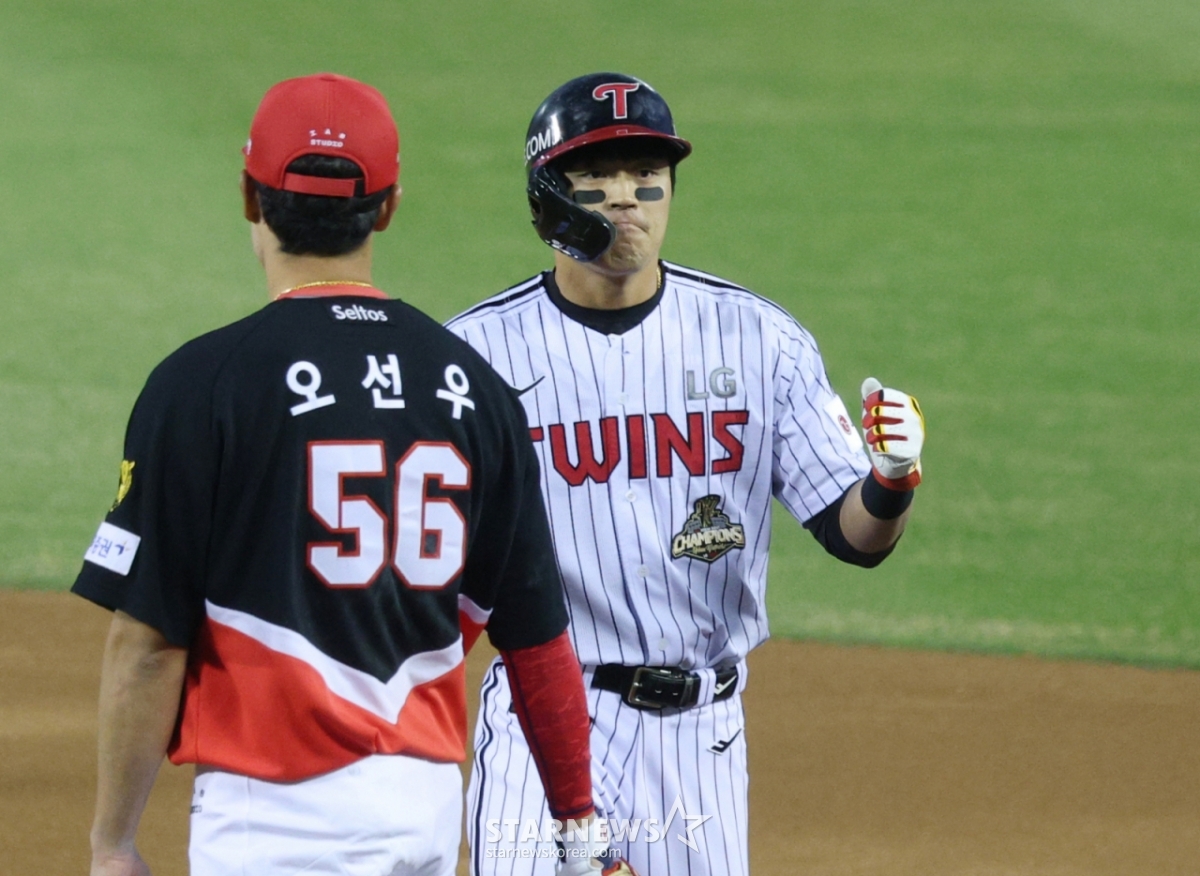 Trận đấu giữa đội LG Twins của giải đấu Shinhan SOL KBO League 2026 đã được tổ chức tại sân bóng chày Jamsil, Seoul vào ngày 2.  Vào cuối hiệp 2, Cheon Sung Ho của LG đang ăn mừng sau khi ghi được một cú đánh trúng bóng đồng điểm ở chốt gôn 1 và 3. /Ảnh = Người chờ đợi Kim Jin Kyung
