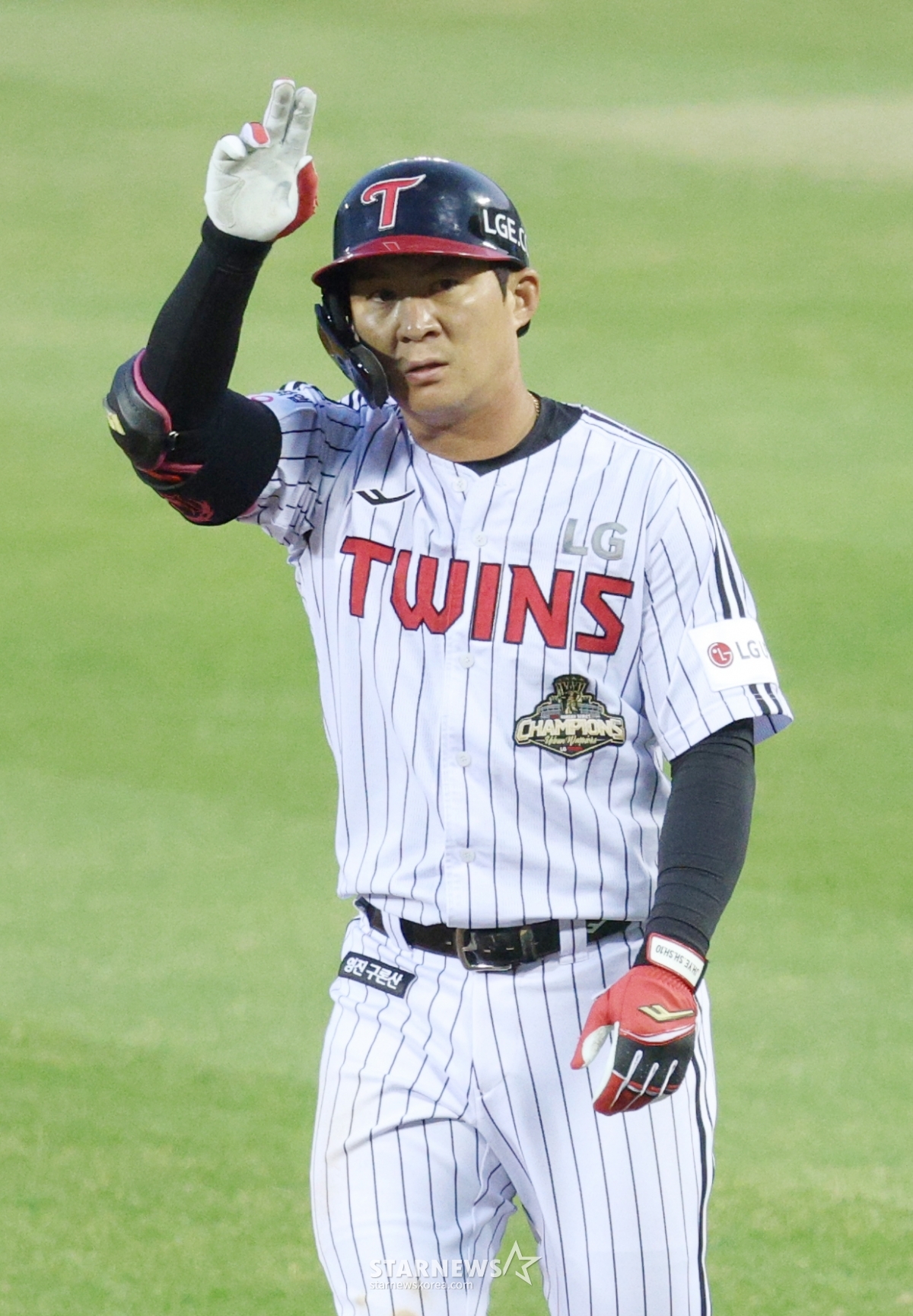The 2026 Shinhan SOL Bank KBO League LG Twins vs KIA Tigers game was held at Jamsil Baseball Stadium in Seoul on the 1st.  LG Oh Ji-hwan is asking for a video review after being ruled a double play after hitting an RBI infield ground ball with one out in the bottom of the first inning. /Photo = Senior Reporter Kim Jin-kyung