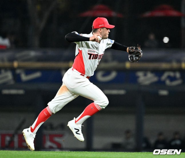 3日,KIA戴尔队在与光州NC队的比赛第4回合初在1人出局的情况下,抓住金亨俊的地滚球击球,正在送球。