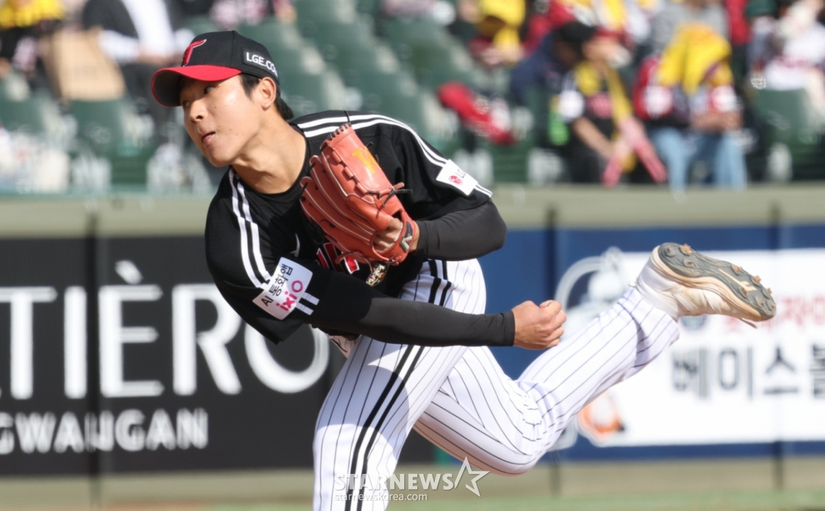 Trận đấu thử nghiệm giải đấu Shinhan SOL KBO League trận đấu giữa Lotte Giants và LG Twins đã được tổ chức tại sân bóng chày Sajik Busan vào ngày 14.  LG Woo Kang Hoon đang ném bóng ngược. /Ảnh = Người chờ đợi Kim Jin Kyung