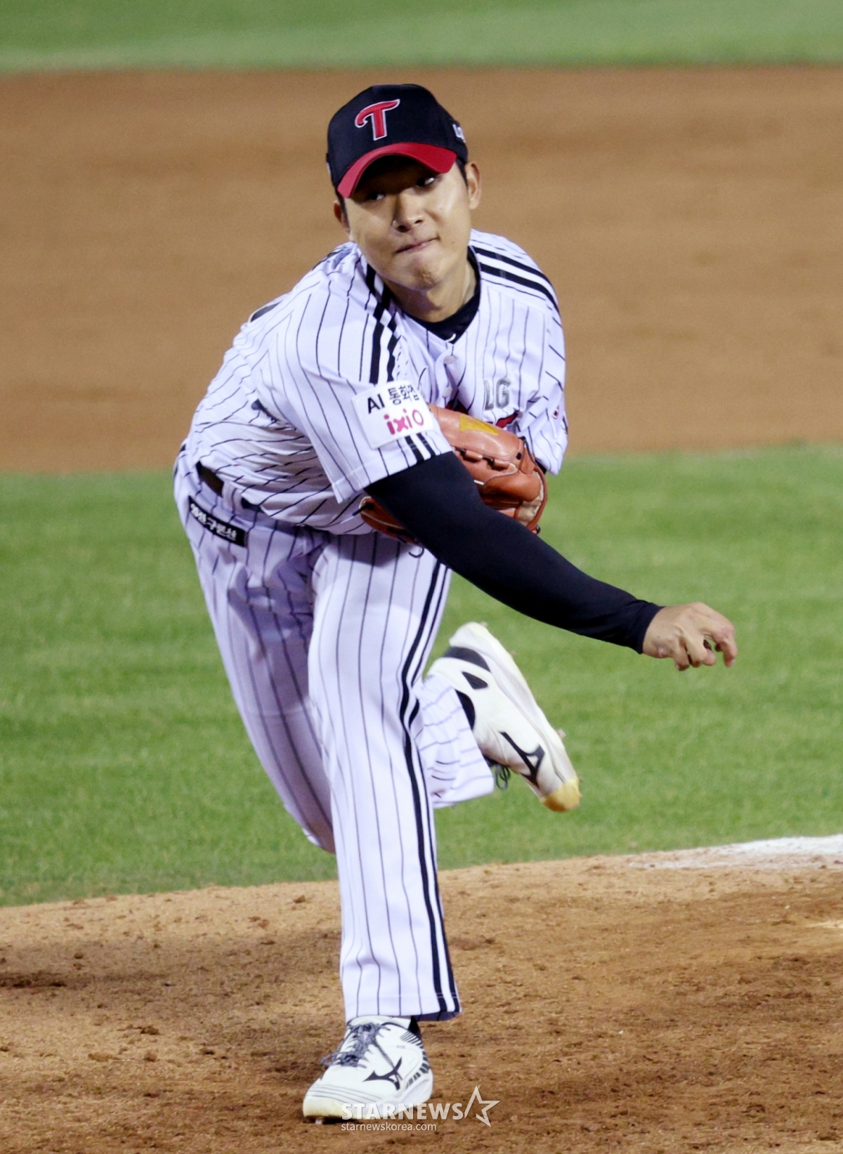 Trận đấu giữa đội LG Twins của giải đấu Shinhan SOL KBO League 2026 đã được tổ chức tại sân bóng chày Jamsil, Seoul vào ngày 2.  LG Woo Kang Hoon đang ném bóng ngược. /Ảnh = Kim Jin Kyung Kim. Jin Kyung@