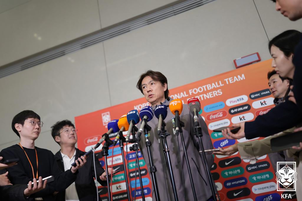 图为，2日踏上回国之路的韩国足球代表队教练洪明甫。 =图为，韩国足球协会提供。