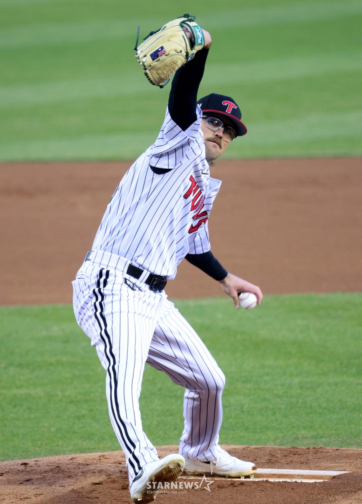 Матч между LG Twins и KIA Tigers в лиге SOL KBO 2026 состоялся 2-го числа на бейсбольном стадионе Джамсиль в Сеуле.  Стартовая компания LG Wells борется против этого. /Фото = Ожидание Ким Чжин Гёна