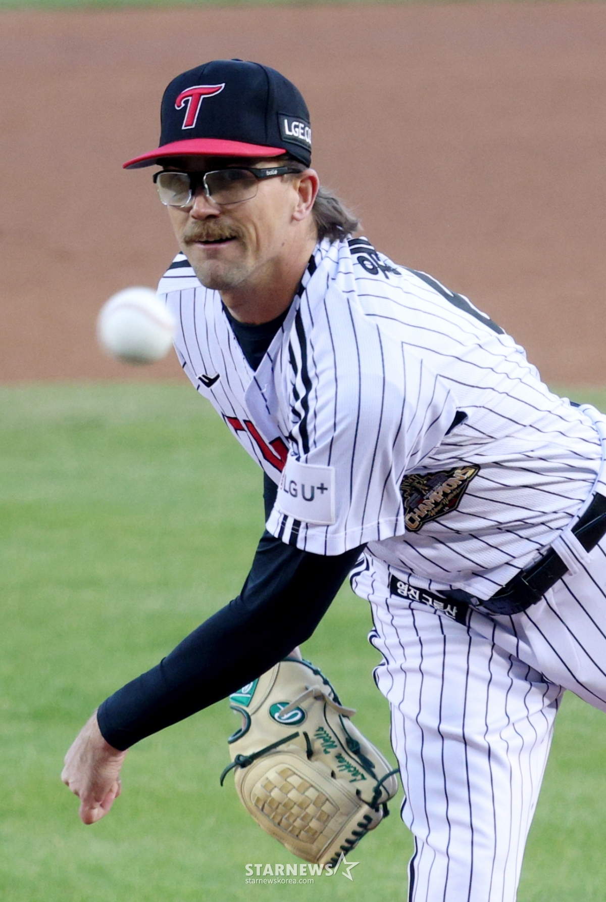 Матч между LG Twins и KIA Tigers в лиге SOL KBO 2026 состоялся 2-го числа на бейсбольном стадионе Джамсиль в Сеуле.  Стартовая компания LG Wells борется против этого. /Фото = Ожидание Ким Чжин Гёна