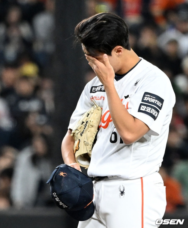 Jung Woo-joo of the Hanwha Eagles is disappointed after losing a point against KT Wiz on the 1st.
