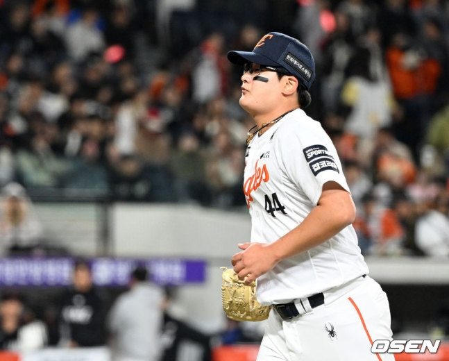 Kim Seo-hyun is going down the mound after losing a point against KT on the 1st.