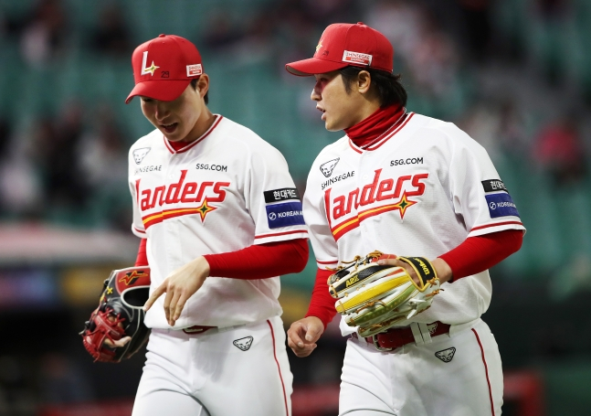 SSG朴成汉（左）。 =照片=SSG兰德斯提供。