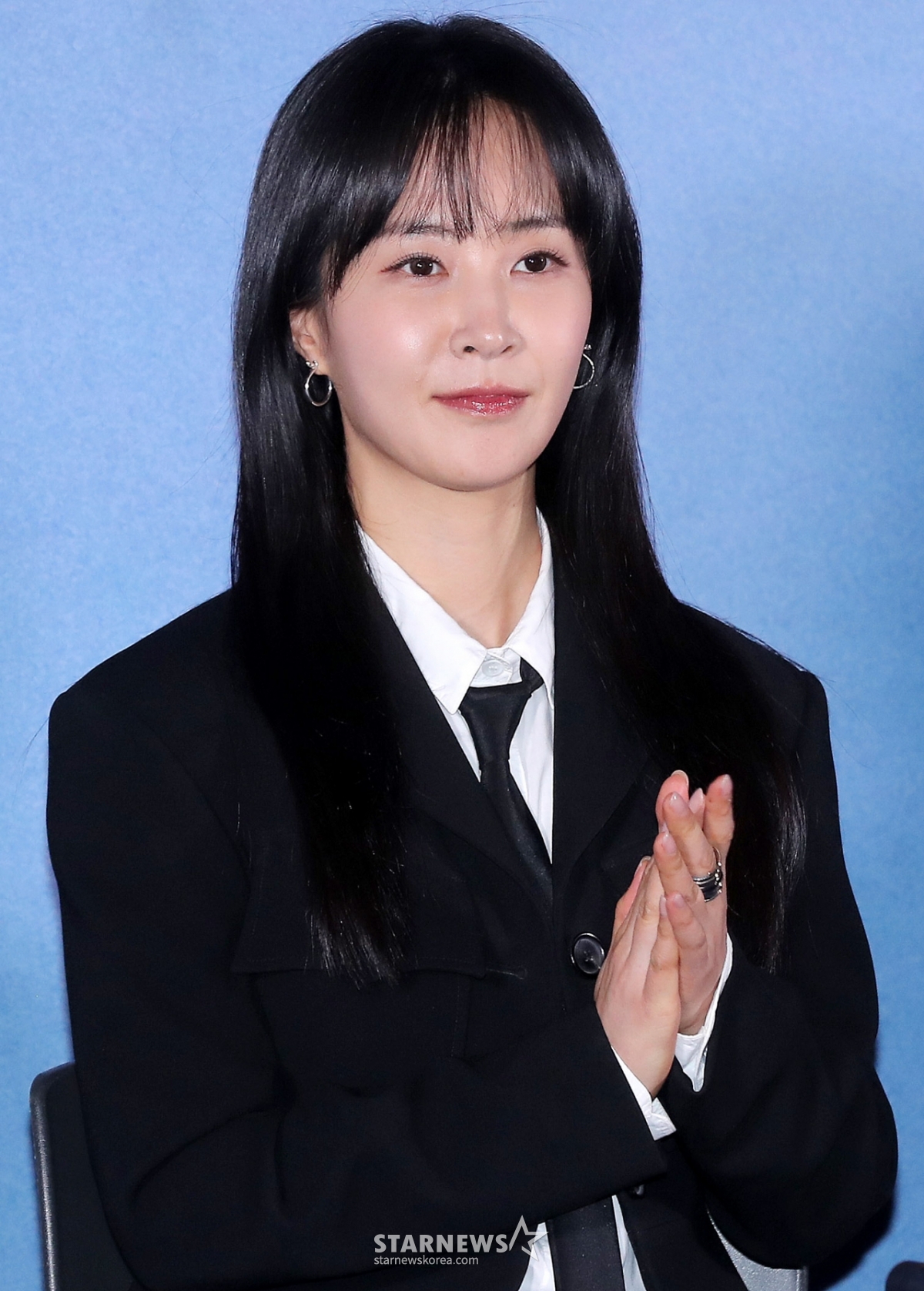 Актриса Квон Юри аплодирует на премьере и пресс-конференции фильма «Чимбом», которая состоялась в торговом центре I-Park в Йонсан-гу, Сеул, днем 5-го числа.  «Чимбаб» - это психологический разрушительный фильм, рассказывающий о трещинах, которые происходят, когда Ён Ын (Квак Сон Ён) и Мин (Квон Ю Ри), которые потеряли свои прошлые воспоминания 20 лет спустя, столкнувшись с Хэ Ён (Ли Соль). Премьера состоится 12-го числа. 2025.03.05 / Фото =Ким Чан Хён chmt@