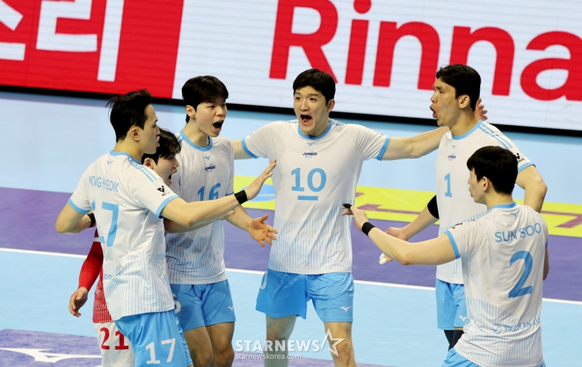 3日,大韩航空郑智锡和选手们在桂阳体育馆举行的真航空2025-2026 V联赛冠军争夺战大韩航空和现代资本队的比赛中得分后正在庆祝。 =照片=高级记者姜英祖。