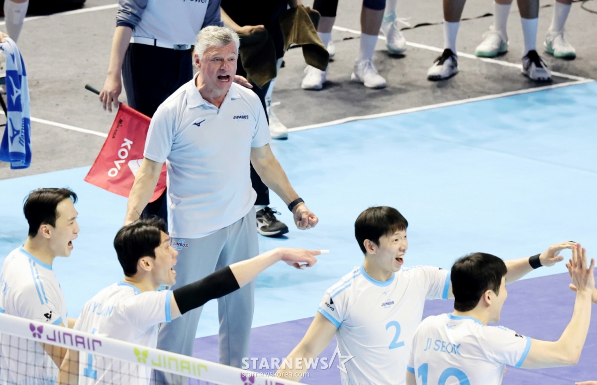3日,在桂阳体育馆举行的真航空2025-2026 V联赛冠军争夺战中,大韩航空队和现代资本队之间的比赛中,大韩航空队主教练赫南正在欢呼。 =照片=高级记者姜英祖。