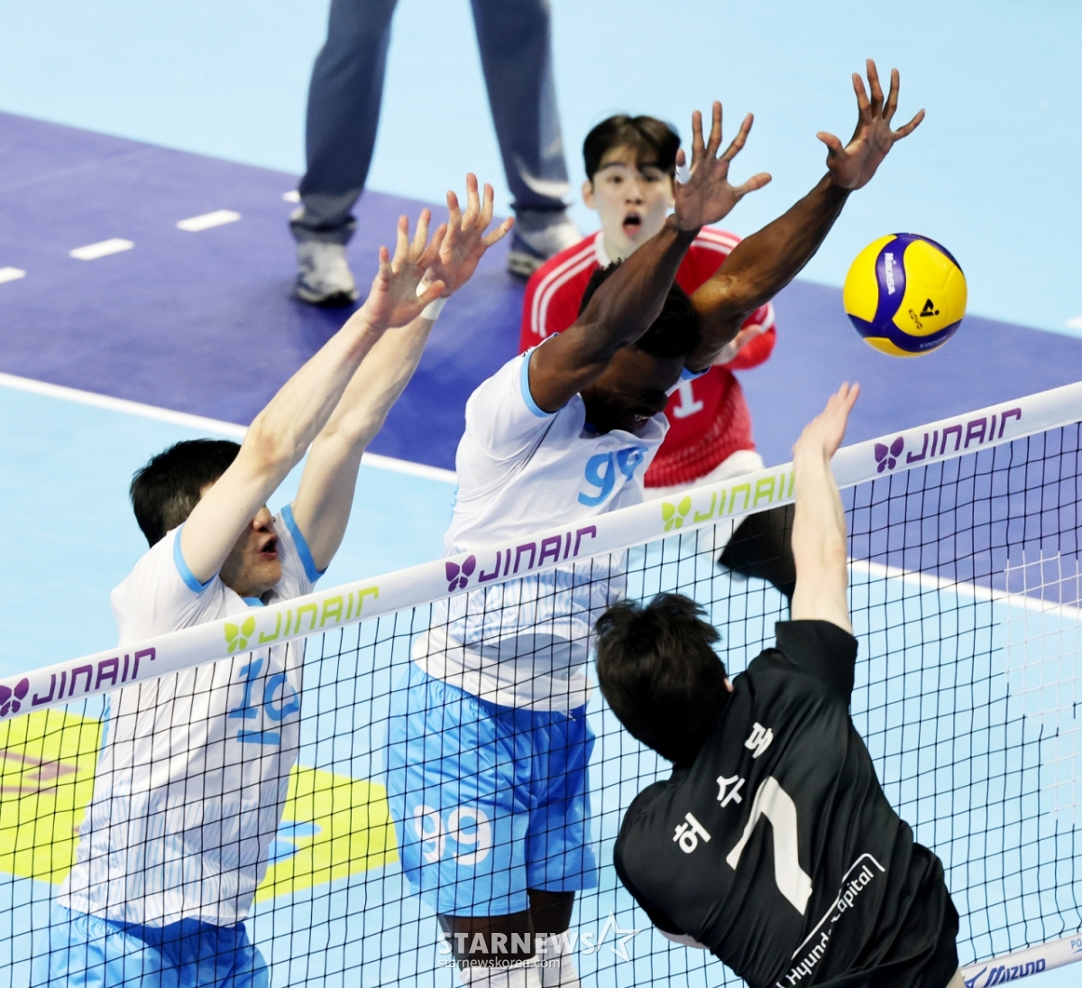 3日,在桂阳体育馆举行的真航空2025-2026 V联赛冠军争夺战大韩航空队和现代资本队的比赛中,现代许秀峰避开Masso拦网,正在成功进攻。 =照片=高级记者姜英祖。