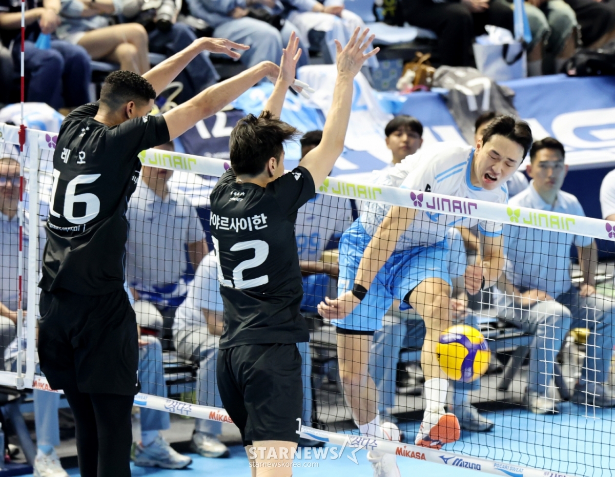 大韩航空林东赫3日在桂阳体育馆举行的真航空2025-2026 V联赛冠军争夺战大韩航空和现代资本队的比赛中,正在陷入现代双重拦网。 =照片=高级记者姜英祖。