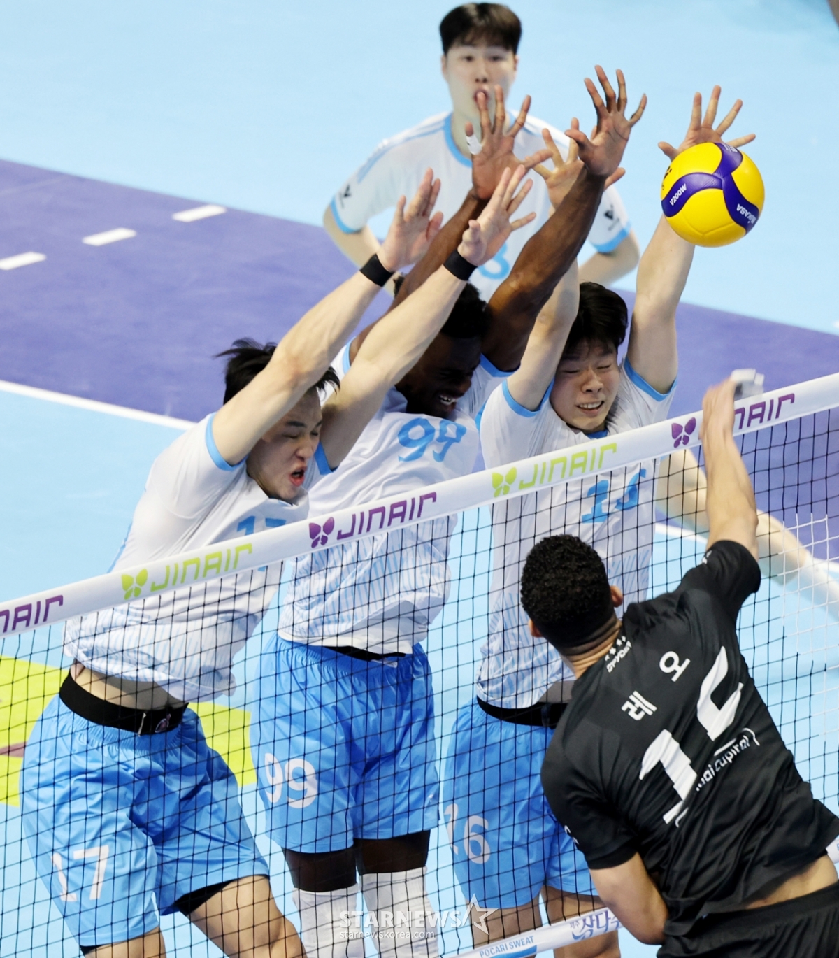 3日,现代Leo在桂阳体育馆举行的真航空2025-2026 V联赛冠军争夺战大韩航空和现代资本队的比赛中,试图对大韩航空的三重拦网进行强力打击。  =照片=高级记者姜英祖。