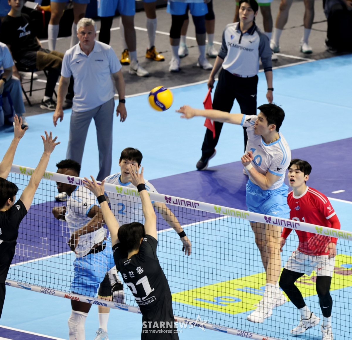 3日,大韩航空郑智锡在桂阳体育馆举行的真航空2025-2026 V联赛冠军争夺战大韩航空和现代资本队的比赛中,试图对现代双重拦网进行强攻。 朝鲜日报记者 摄影图/韩联社高级记者 姜永祚 摄