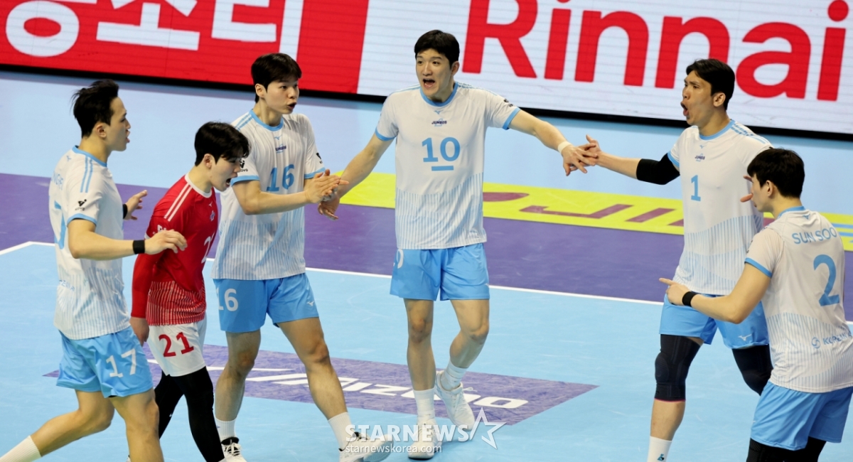 3日,大韩航空郑智锡和选手们在桂阳体育馆举行的真航空2025-2026 V联赛冠军争夺战大韩航空和现代资本队的比赛中得分后正在庆祝。 朝鲜日报记者 摄影图/韩联社高级记者 姜永祚 摄