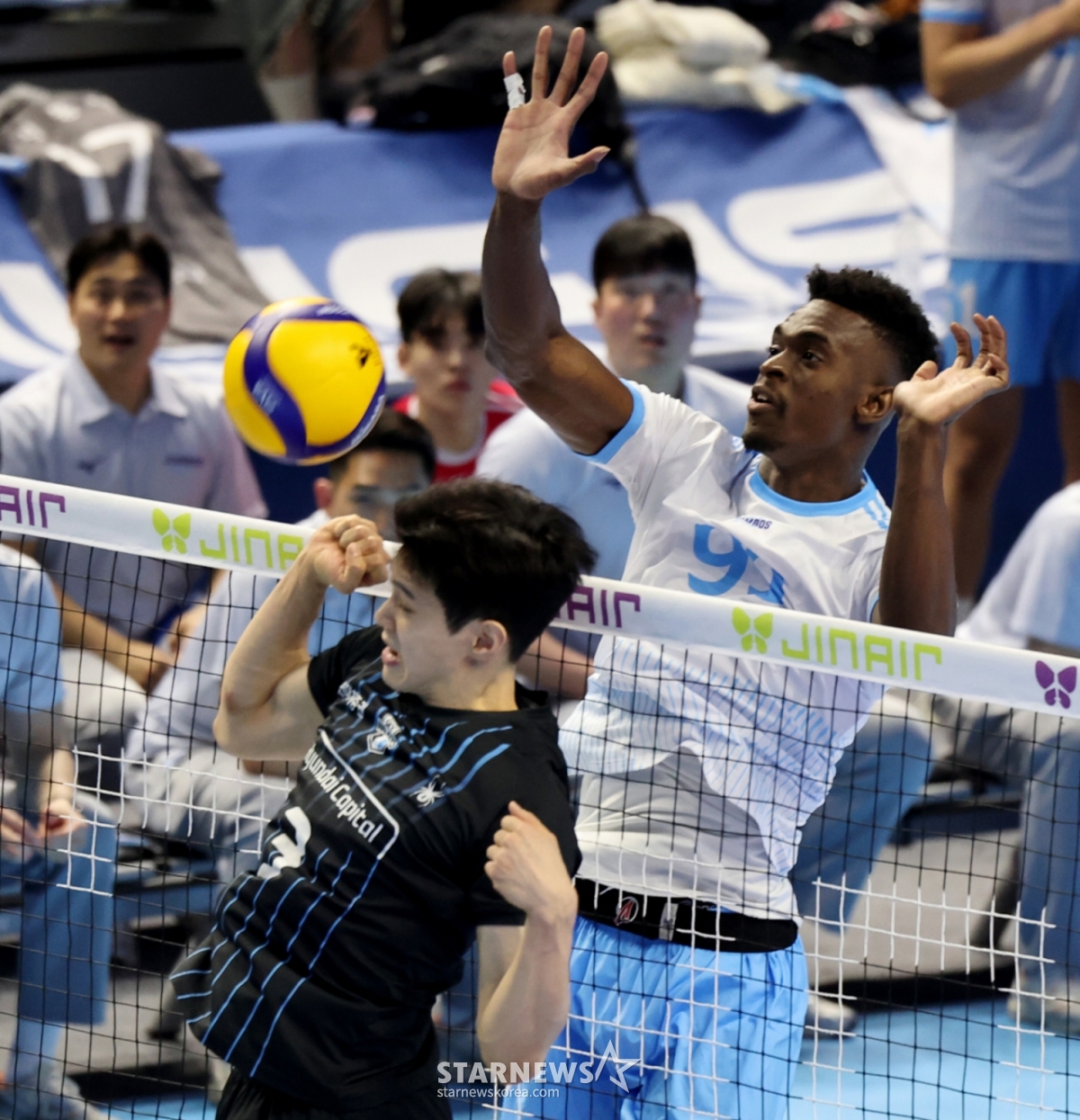 Korean Air's Maso is successfully attacking in the Jin Air 2025-2026 V-League Championship match between Korean Air and Hyundai Capital held at Gyeyang Gymnasium on the 3rd. /Photo = Senior Reporter Kang Young-jo