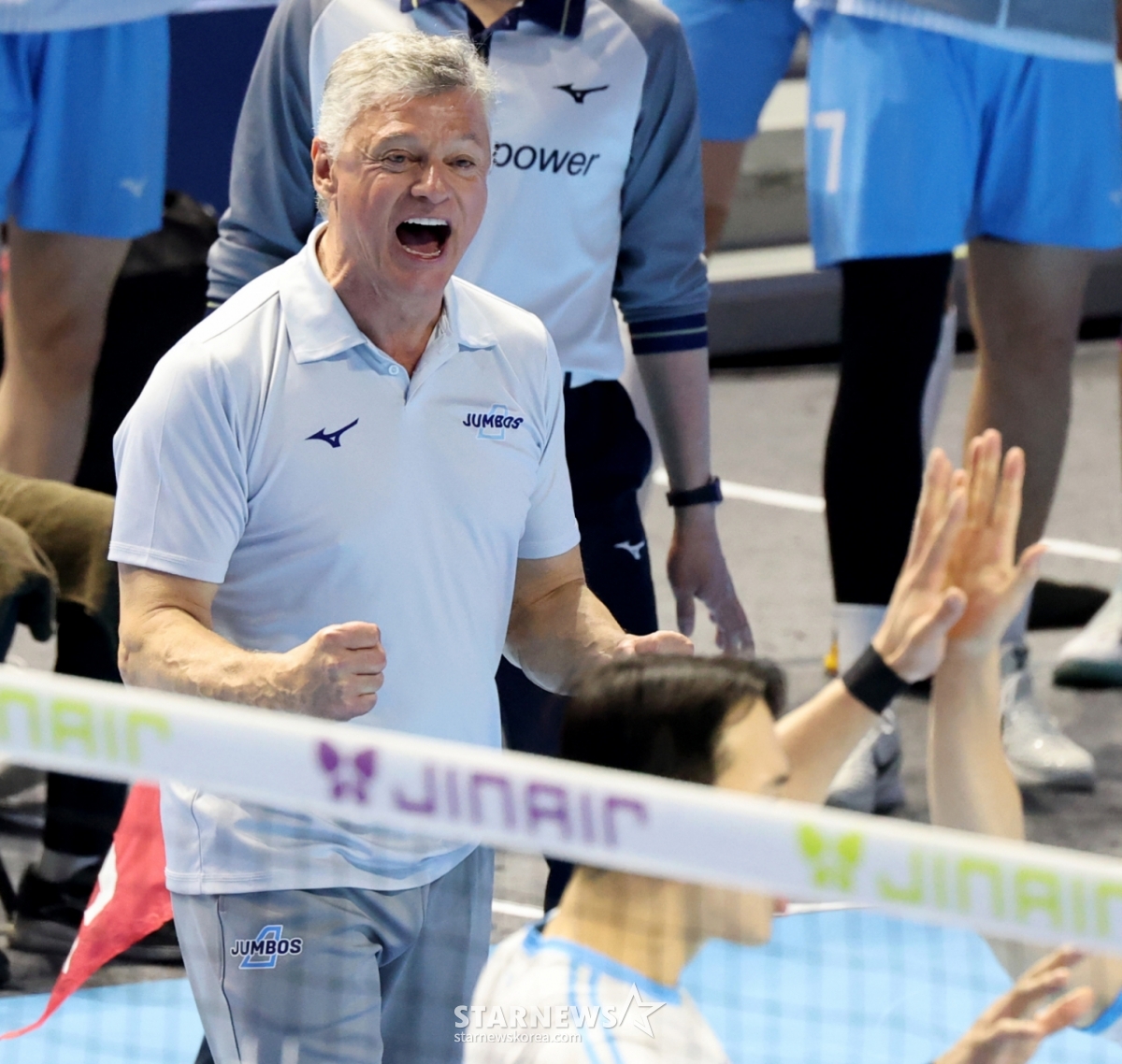Korean Air coach Henan is cheering in a match between Korean Air and Hyundai Capital in the championship game of Jin Air 2025-2026 V-League at Gyeyang Gymnasium on the 3rd. /Photo = Senior Reporter Kang Young-jo