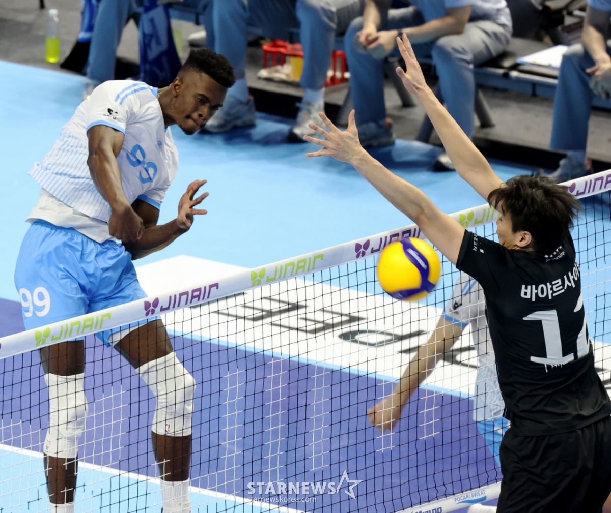 Korean Air's Maso is trying to hit by beating Bayarsayhan in the Jin Air 2025-2026 V-League Championship match between Korean Air and Hyundai Capital held at Gyeyang Gymnasium on the 3rd. /Photo = Senior Reporter Kang Young-jo