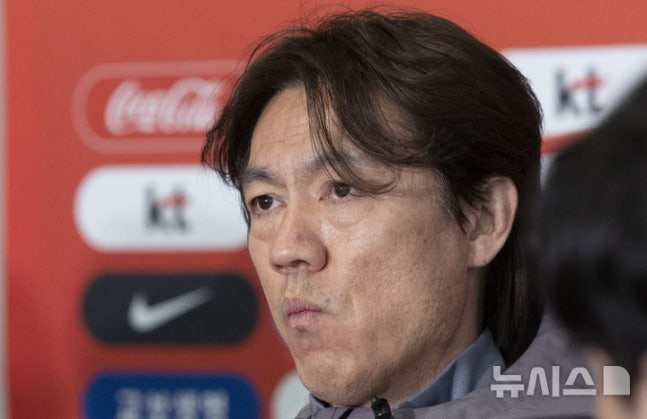 サッカー韓国代表の洪明甫（ホン·ミョンボ）監督が2日、仁川（インチョン）国際空港第2旅客ターミナルで3月の欧州遠征評価戦を終えて帰国インタビューをしている。 /写真=ニューシス