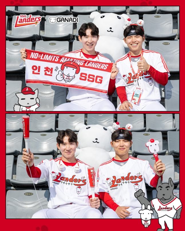 Park Sung-han (trái) và Jung Joon-jae đang tạo dáng với bộ đồng phục kết hợp và các món đồ của SSG mới ra mắt. /Ảnh = SSG Landers cung cấp