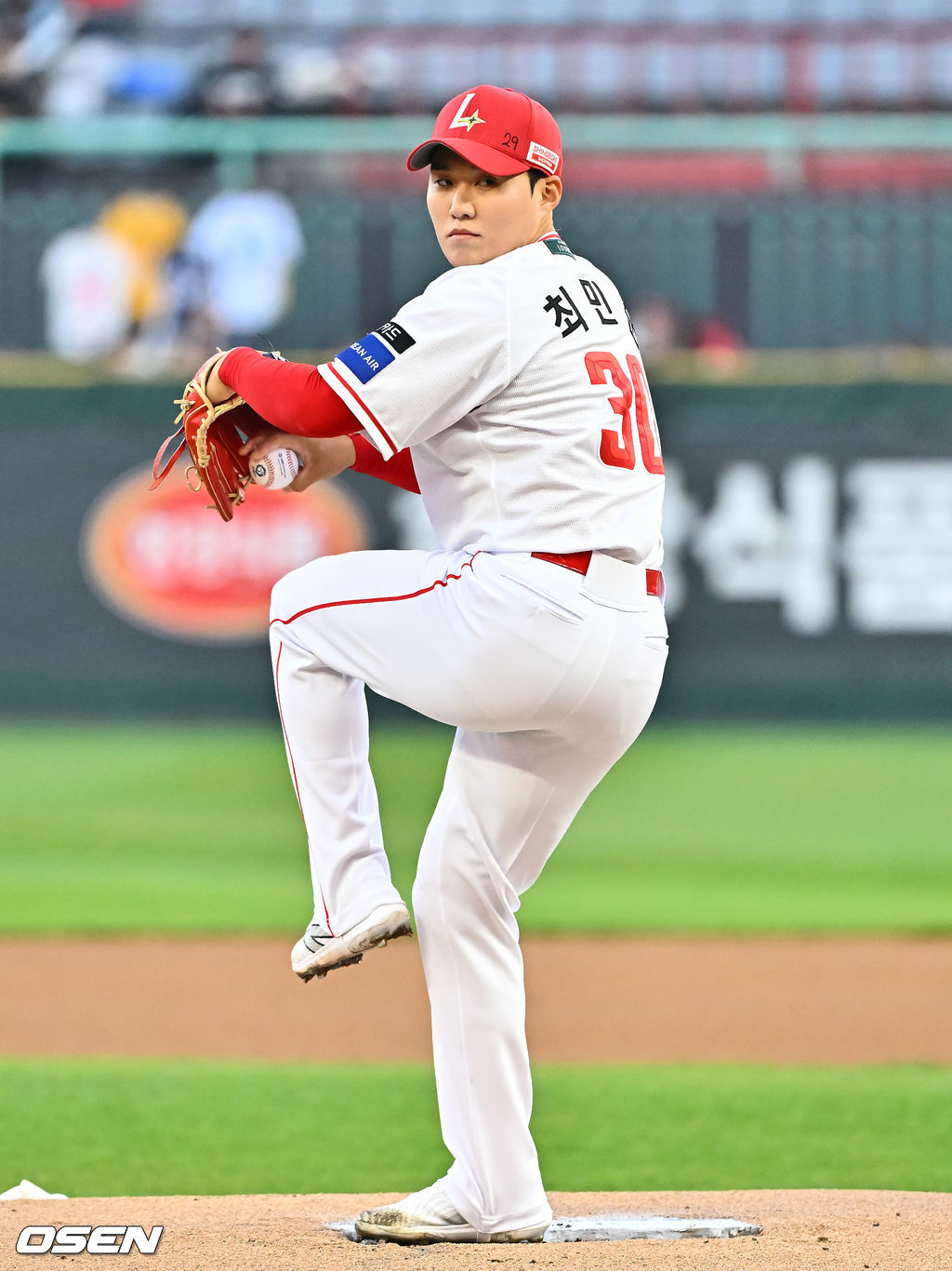 SSG Landers Choi Min-joon is pitching hard in the 2026 Shinhan SOL KBO League home game against the Kiwoom Heroes at SSG Landers Field in Incheon on the 2nd.