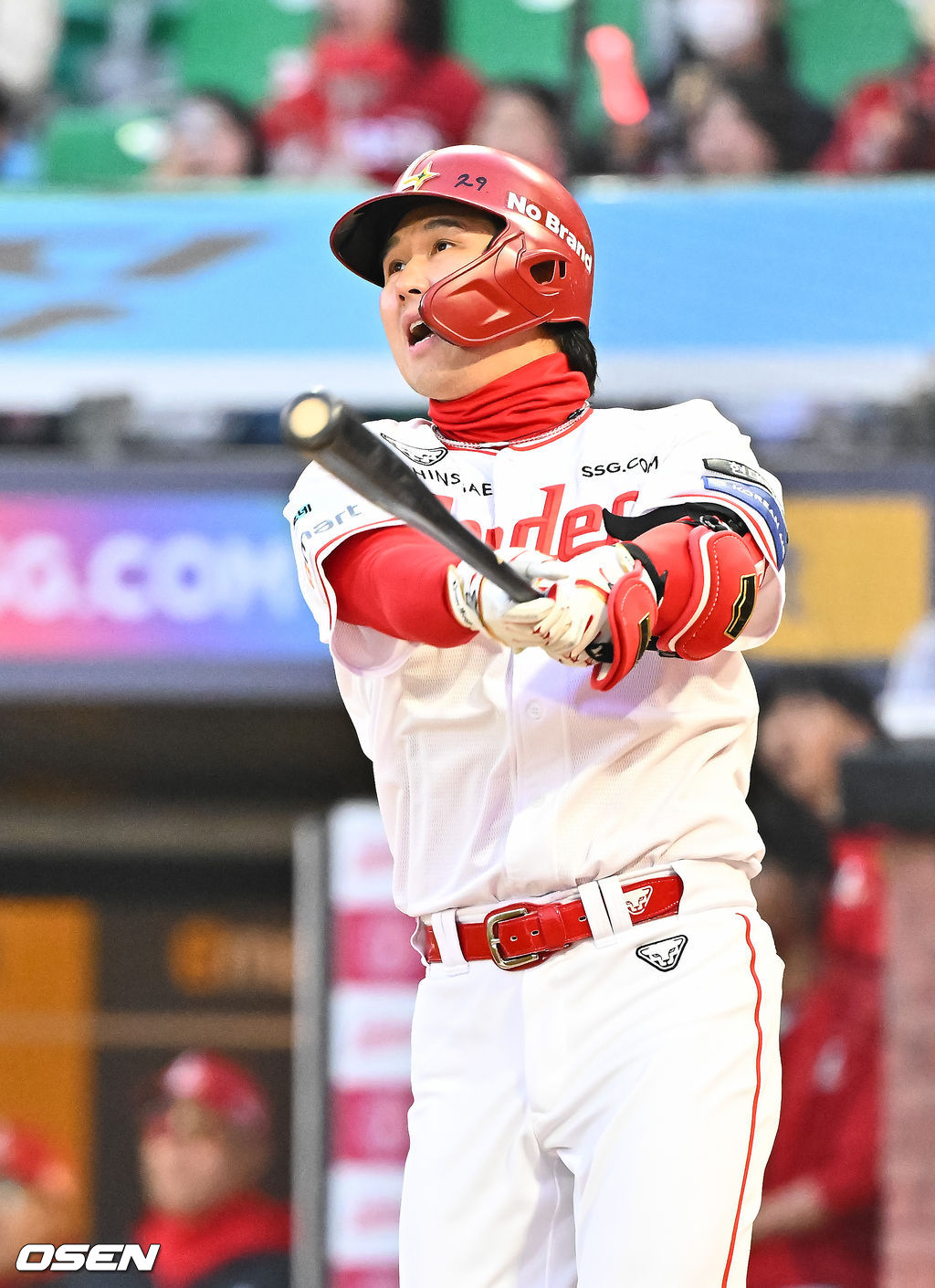 Choi Jung is hitting a home run in the bottom of the first inning.
