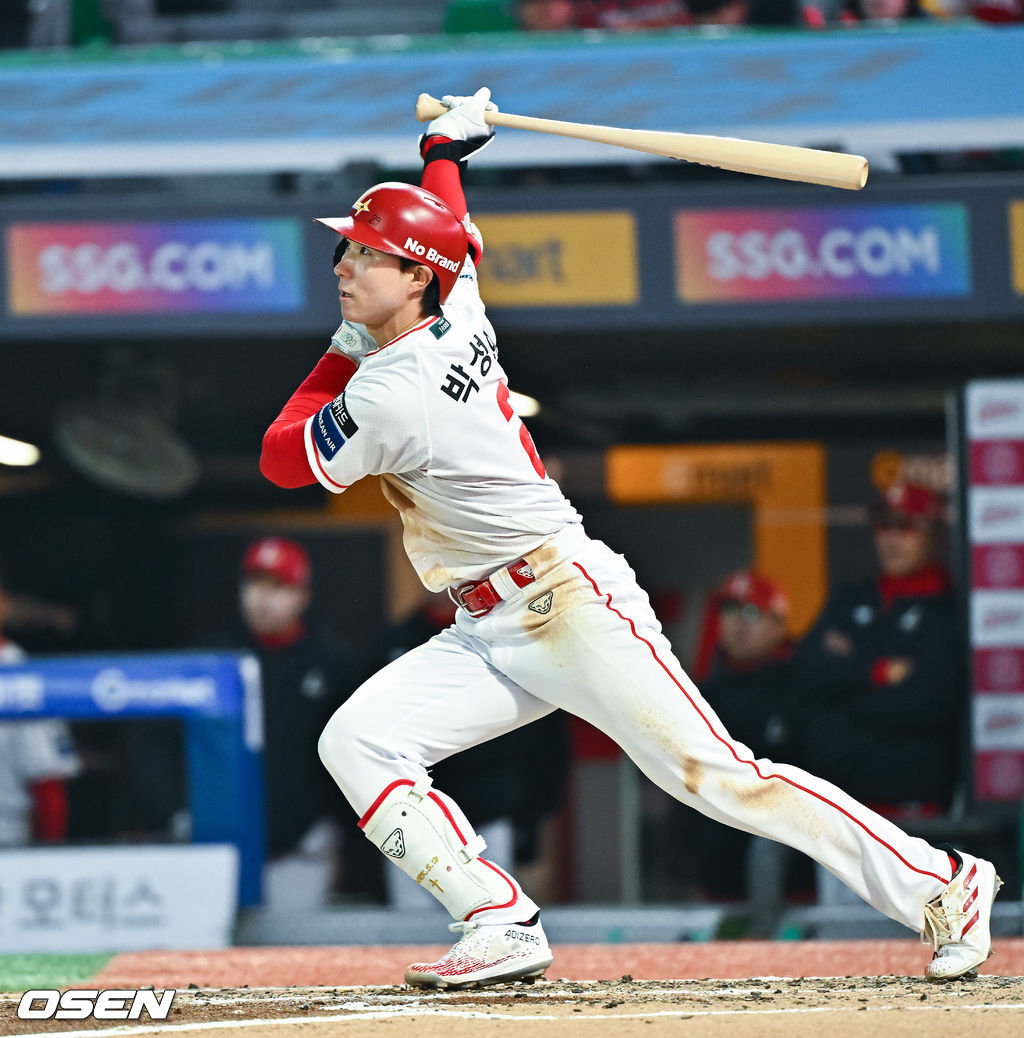 Park Sung-han making a hit. 