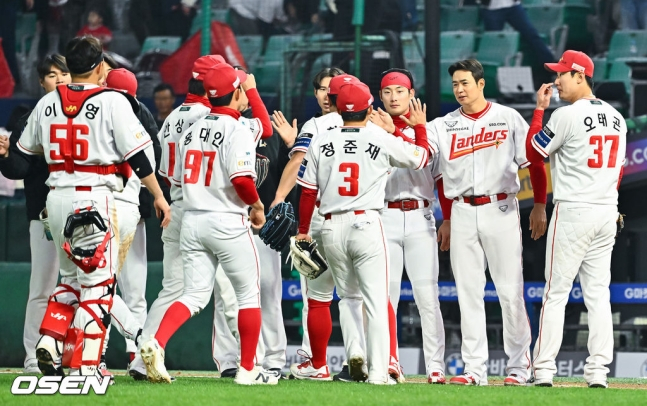 2日,在仁川SSG兰德斯球场举行的Kiwoom Heroes队和2026新韩SOL KBO联赛主场比赛中取得胜利后,SSG兰德斯选手们正在击掌庆祝。