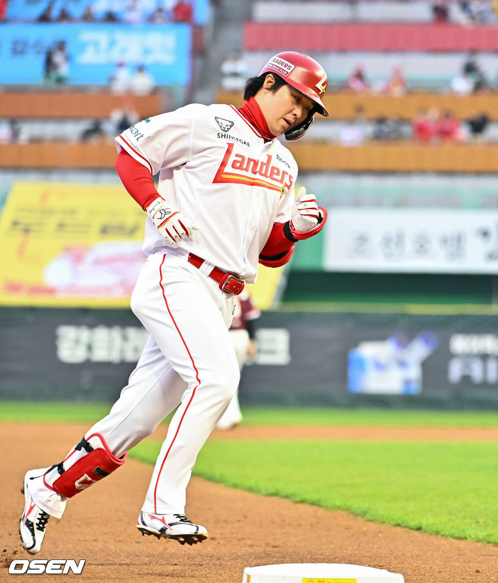 2日，SSG队的崔正击出2分本垒打，正在跑垒。