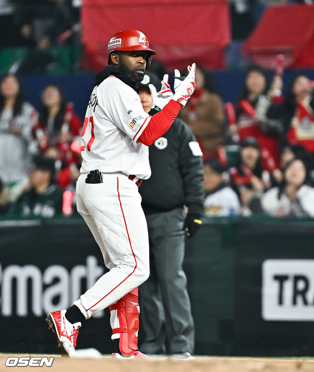 图为，SSG埃雷迪亚击出安打后正在鼓掌。