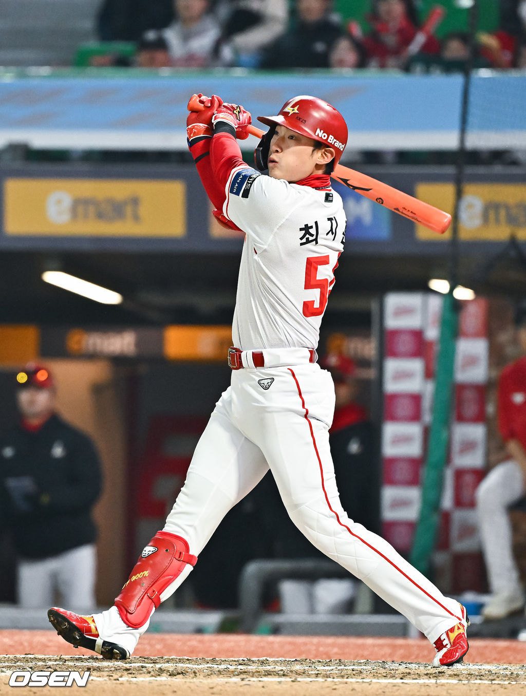 图为崔志勋正在第8回合末击出制胜本垒打。