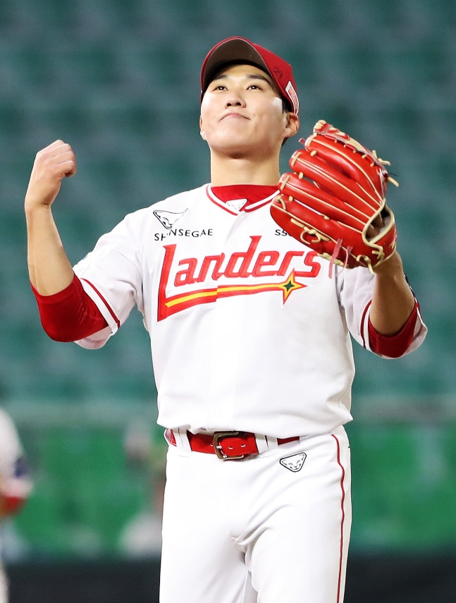 SSGランダースのチェ·ミンジュンが2日、仁川SSGランダースフィールドで行われたキウムヒーローズ戦に先発登板し、イニングを終えた後、喜んでいる。 /写真=SSGランダース提供
