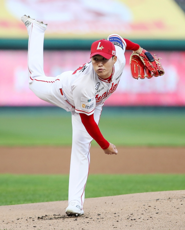 SSGのチェ·ミンジュンが力闘を繰り広げている。 /写真=SSGランダース提供