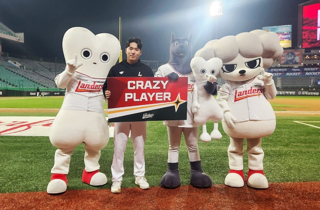 チェ·ミンジュン（左から2番目）が殊勲選手に選ばれた後、球団のマスコットと一緒に記念撮影をしている。 /写真=SSGランダース提供