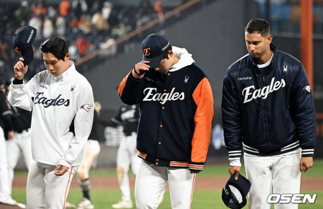 Hanwha Eagles' Moon Dong-joo (center) bowed his head in front of fans after losing a home game against KT Wiz on the 2nd.