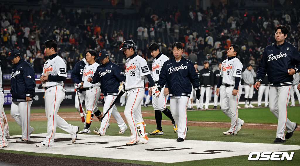 Hanwha players are heading to the dugout regretfully after the loss.